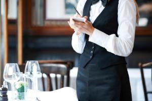 Al Centro per l'Impiego si seleziona personale di sala per albergo a Portoferraio