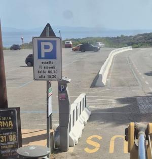 Capoliveri, più sicurezza nell’area del mercato: installate barriere anti-sfondamento al Parcheggio della Boa