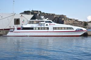 Anche Sabato il catamarano fermo a banchina, serve un mezzo più adeguato