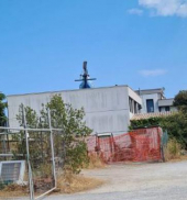 Lo strano atterraggio di un elicottero sul tetto di uno stabile in zona industriale