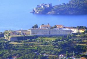 Detenuto tenta di evadere dal Carcere di Porto Azzurro