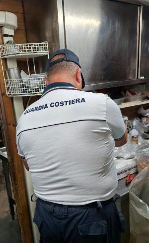 Capoliveri: sequestrati 100 kg di alimenti e sospesa l'attività di ristorazione di uno stabilimento balneare