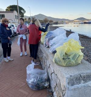 I soci di Italia Nostra ripuliscono dai rifiuti la spiaggia di San Giovanni
