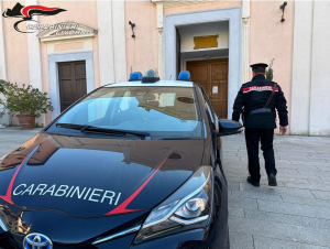 Infrange i vetri di due teche in Duomo e danneggia il sistema di videosorveglianza. Bloccato e denunciato dai Carabinieri