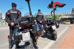 85 grammi di cocaina nascosti lungo una strada a Lacona. 31enne arrestato dai Carabinieri