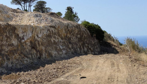 Cosa sono i pezzi di catrame nella copertura del nuovo fronte di miniera longonese della Crocetta?