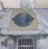 Fotonotizia: Riparato il tombino-trappola dell'incidente della bambina
