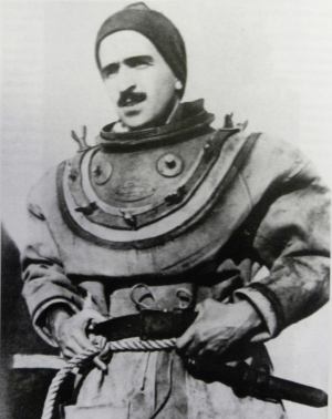 Un monumento dedicato a Teseo Tesei, eroe elbano