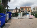 Porto Azzurro: nuovi cassonetti, in attesa delle istruzioni per l'uso, il banchetto di gabbiani e topi