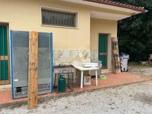 Rio Marina, degrado e materiali abbandonati nei locali dello stadio comunale