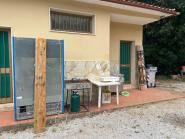 Rio Marina, degrado e materiali abbandonati nei locali dello stadio comunale