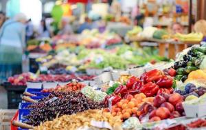 Frutta che arriva ancora troppo acerba sui banchi di vendita