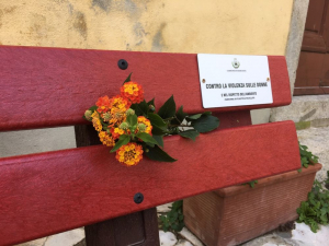 25 novembre a Marciana: un fiore sulle panchine rosse per le donne vittime di violenza