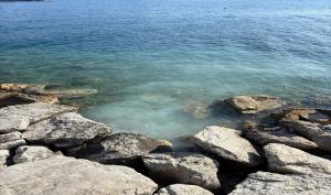 Porto Azzurro: sversamento in mare di materiali edili. Sanzioni della Guardia Costiera