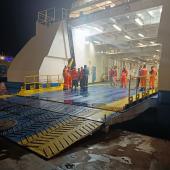 Traghetto bloccato sul porto a Piombino per controlli su una valigia sospetta