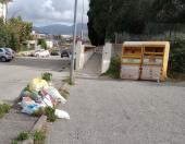 Ancora rifiuti abbandonati in via Roster a Portoferraio: i cittadini chiedono l'istallazione di videocamere