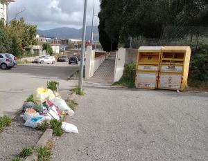 Ancora rifiuti abbandonati in via Roster a Portoferraio: i cittadini chiedono l&#039;istallazione di videocamere
