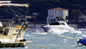 La motovedetta della Finanza nella tempesta in aiuto dei diportisti