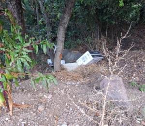 Rifiuti abbandonati nella scarpata lungo la strada per Nisporto