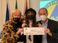  L'elbana Irene Guglielmi consegna al presidente veneto Zaia un assegno per l'emergenza Covid