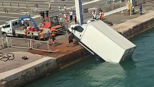 Furgone in bilico sulla banchina del porto di Piombino, rischia di finire in mare