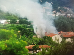 Incendio in un capannone deposito di forniture alberghiere a San Giovanni di Portoferraio