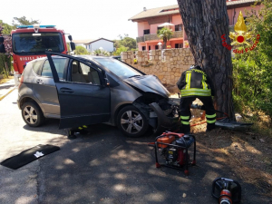 Auto contro albero a Campo: liberati dai pompieri, in due finiscono in codice rosso all&#039;ospedale