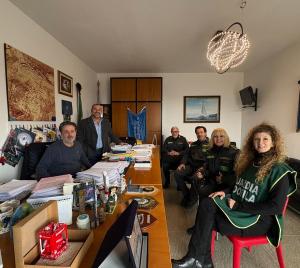 Fotonotizia - Capoliveri: Il sindaco incontra una squadra della Guardia Zoofila