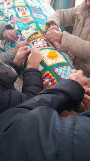 Un particolare albero di Natale (realizzato all&#039;uncinetto) a San Piero