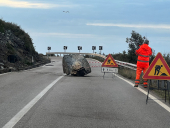 Un masso precipita sulla strada provinciale a Le Tombe