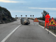 Un masso precipita sulla strada provinciale a Le Tombe