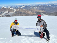 Lo striscione di Pace e Amore di Messaggeri del Mare a 7130 metri di altezza sull'Himalaya