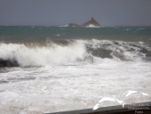 Fotonotizia: Maestralata alle Ghiaie, le onde arrivano sul viale
