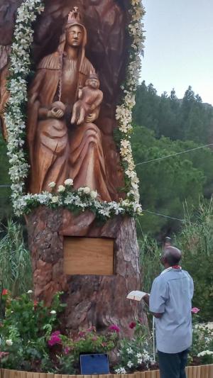 Grande partecipazione alla cerimonia di benedizione della scultura realizzata nel tronco del Pino di Monserrato