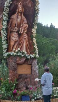 Grande partecipazione alla cerimonia di benedizione della scultura realizzata nel tronco del Pino di Monserrato