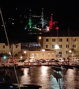 Fotonotizia: sosta in rada della Vespucci