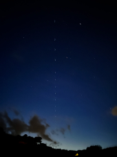 Un nuovo avvistamento 'elbano' dei satelliti Starlink di Elon Musk