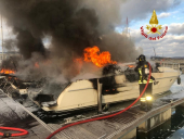 Imbarcazioni a fuoco nel Porto Turistico di Piombino, spegnimento in corso