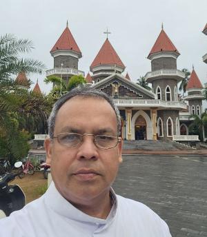 Il saluto di don Domenico Pinheiro dalla sua parrocchia di Kottapuram