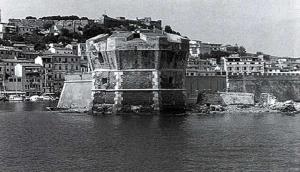 La città di Portoferraio e la torre ottagonale della Fortezza della Linguella