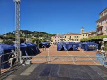 Piazza Matteotti vestita d'azzurro per gli Elba Comics