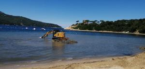 Spiagge sotto attacco: trattori e ruspe invadono pericolosamente gli arenili