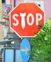 Il potere della creatività: il segnale di STOP (alle bombe) in piazza della Repubblica