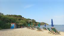 Riaperta la Dog-Beach di Mola, ed ombrelloni gratis sulla Spiaggia longonese della Rossa