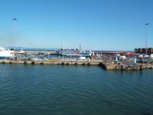 Colta da arresto cardiaco a Piombino mentre attende l&#039;imbarco, salvata da un improvvisato soccorritore