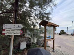 Per una fruizione escursionistica più sicura e sostenibile: installata nuova segnaletica verticale tra Biodola e Procchio