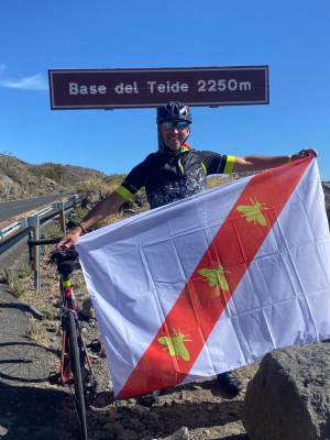 La bandiera dell&#039;Elba sulla vetta del Teide (Isole Canarie). La scalata di Massimo Venturini