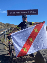 La bandiera dell'Elba sulla vetta del Teide (Isole Canarie). La scalata di Massimo Venturini