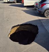 Si apre una voragine nel parcheggio del Conad Superstore a Portoferraio