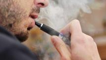 Sigarette elettroniche fumate in pubblico un danno oltre che un fastidio